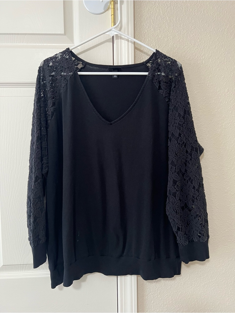 Torrid Black Floral Lace Sleeve Ribbed V Neck Sweatshirt Pullover Top Size 1